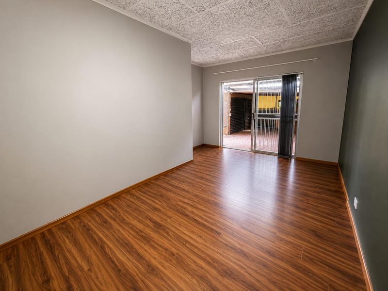 Modern and Spacious 4-Bedroom Gem to rent in Fichardtpark - Photo 10