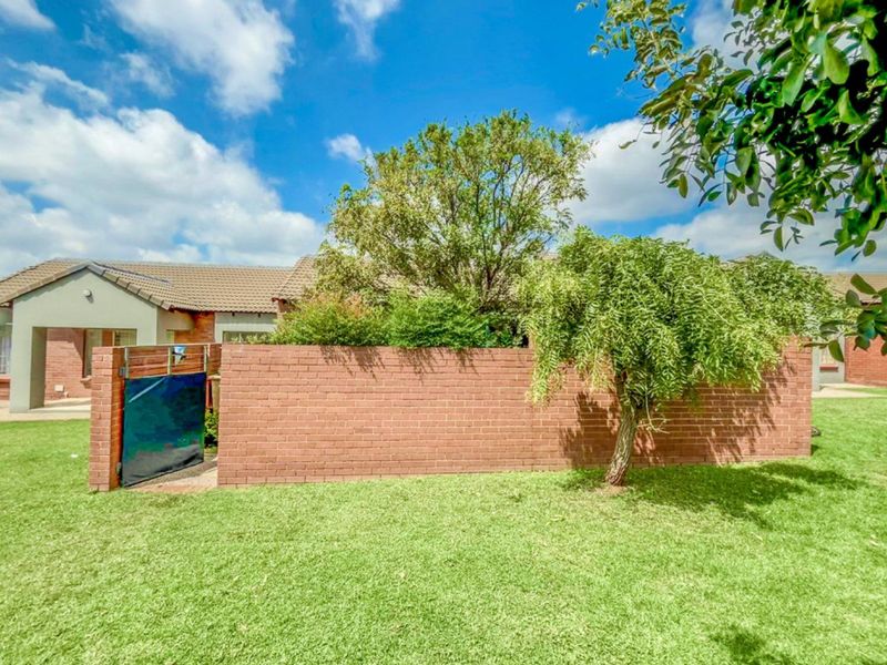 Charming 2 Bedroom Townhouse for Sale in Stoneridge - Photo 2