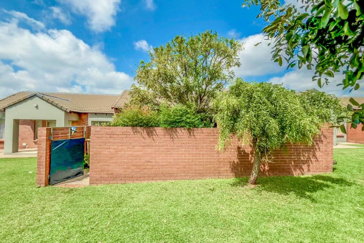 Charming 2 Bedroom Townhouse for Sale in Stoneridge - Photo 2