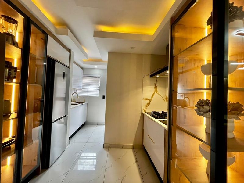 Luxurious 4-Bedroom House in Willow Acres Estate - Photo 9