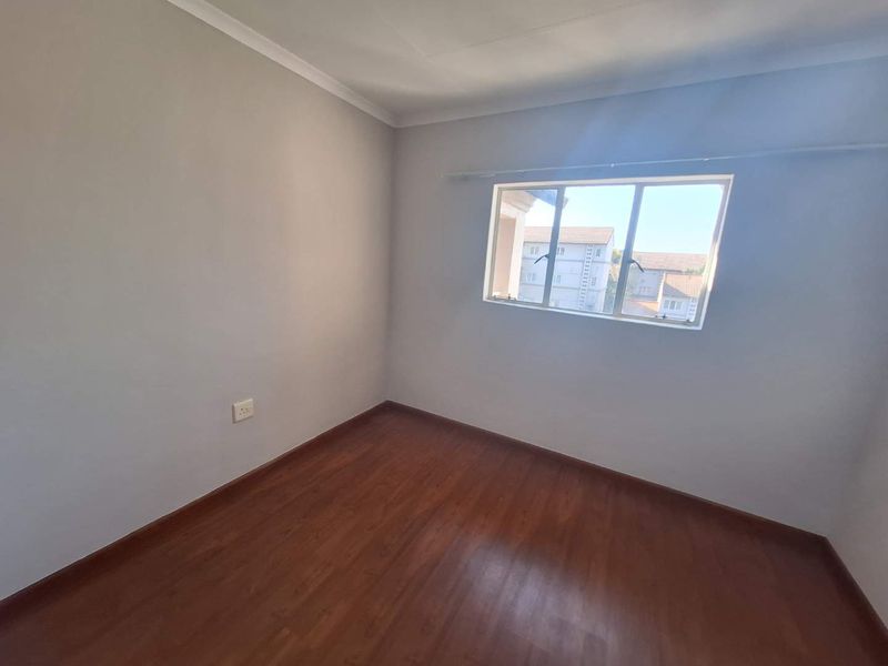 Top Floor Apartment – Spacious, Secure & Perfectly Located in North Riding - Photo 4