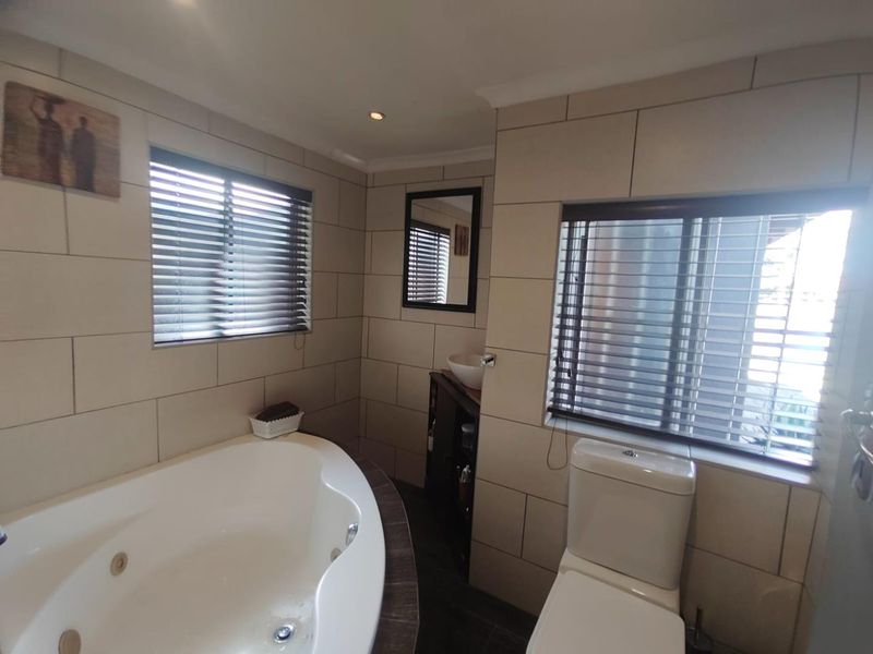 4 bedroom family home in Brackendowns with a pool and solar! - Photo 8