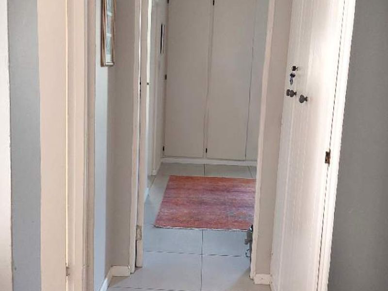 Elegant Historic 3 Bedroom Townhouse with High Ceilings in a Tranquil Garden Setting - Photo 10