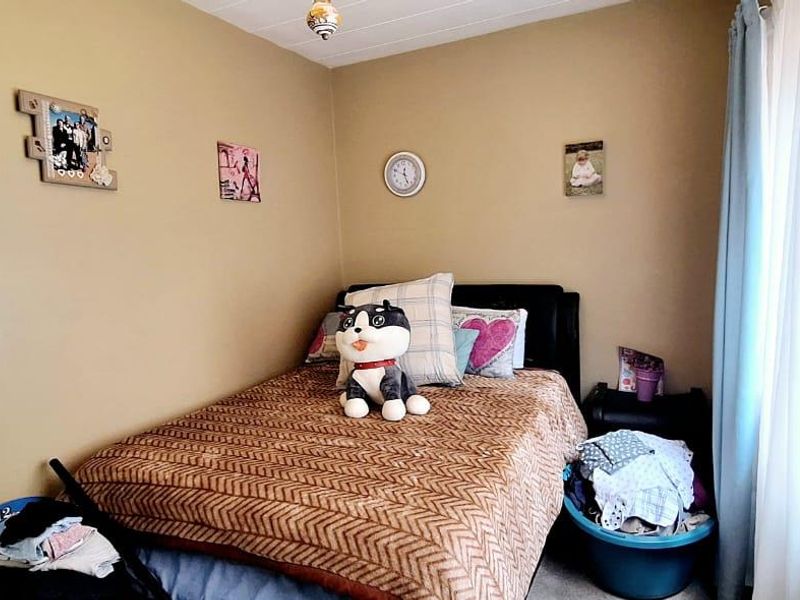 3 Bedroom Unit in South Crest with Spacious Outside Patio & Garden area - Photo 8