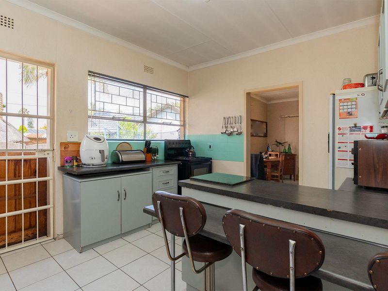 Spacious 3 Bedroom Family Home with Pool in Norkem Park. - Photo 10