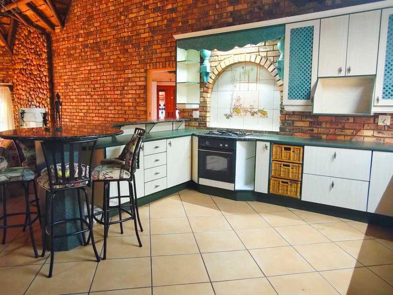 Two Homes, Wild Garden & Entertainment Area—Perfect Investment - Photo 5
