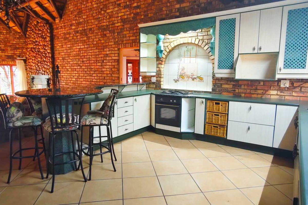 Two Homes, Wild Garden & Entertainment Area—Perfect Investment - Photo 5