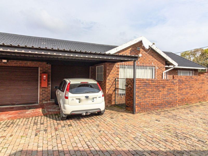 Charming 2 Bedroom, 2 Bathroom, Low-Maintenance Townhouse in Secure Complex - Photo 2