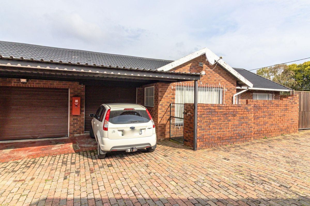 Charming 2 Bedroom, 2 Bathroom, Low-Maintenance Townhouse in Secure Complex - Photo 2