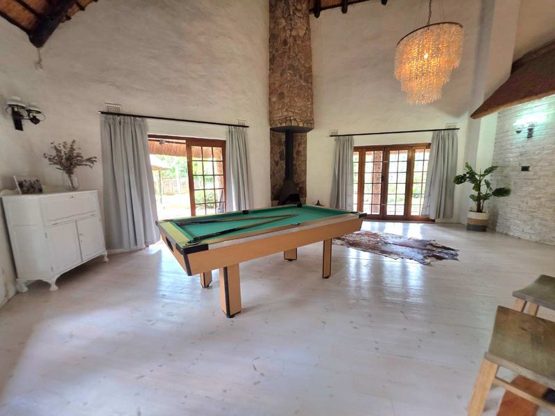 Large 4 Bedroom Family Home in Schooling Suburb of Hillcrest! - Photo 9