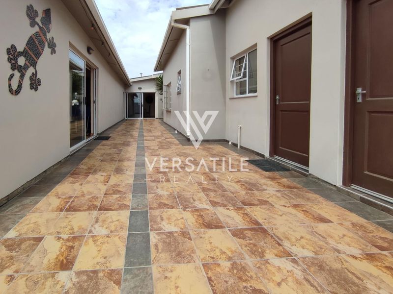 Generous 420sqm Single Level Family Home - Photo 10