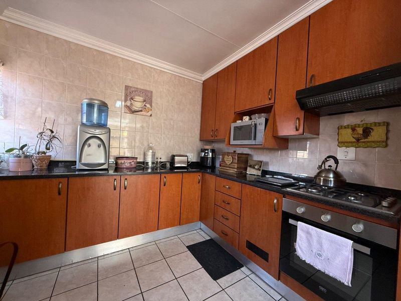 Back corner, full title cluster in the heart of New Redruth - Photo 10