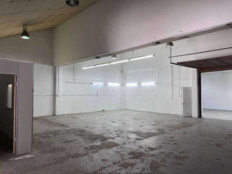 Exclusive Marine Drive Entry: Versatile Warehouse Space - Photo 3