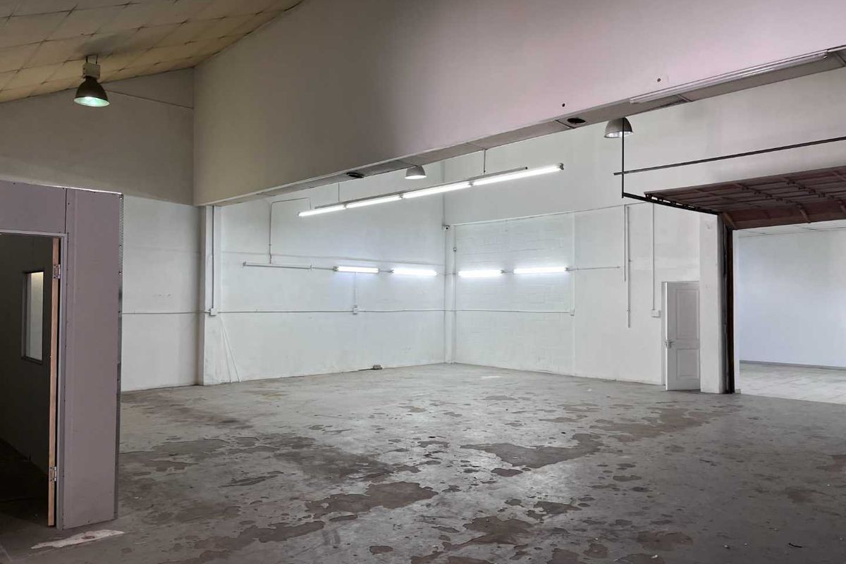 Exclusive Marine Drive Entry: Versatile Warehouse Space - Photo 3