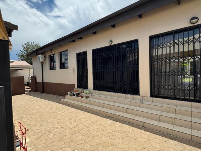 Three-bedroom house with a separate office and workshop area for sale in Windhoek West - Photo 10