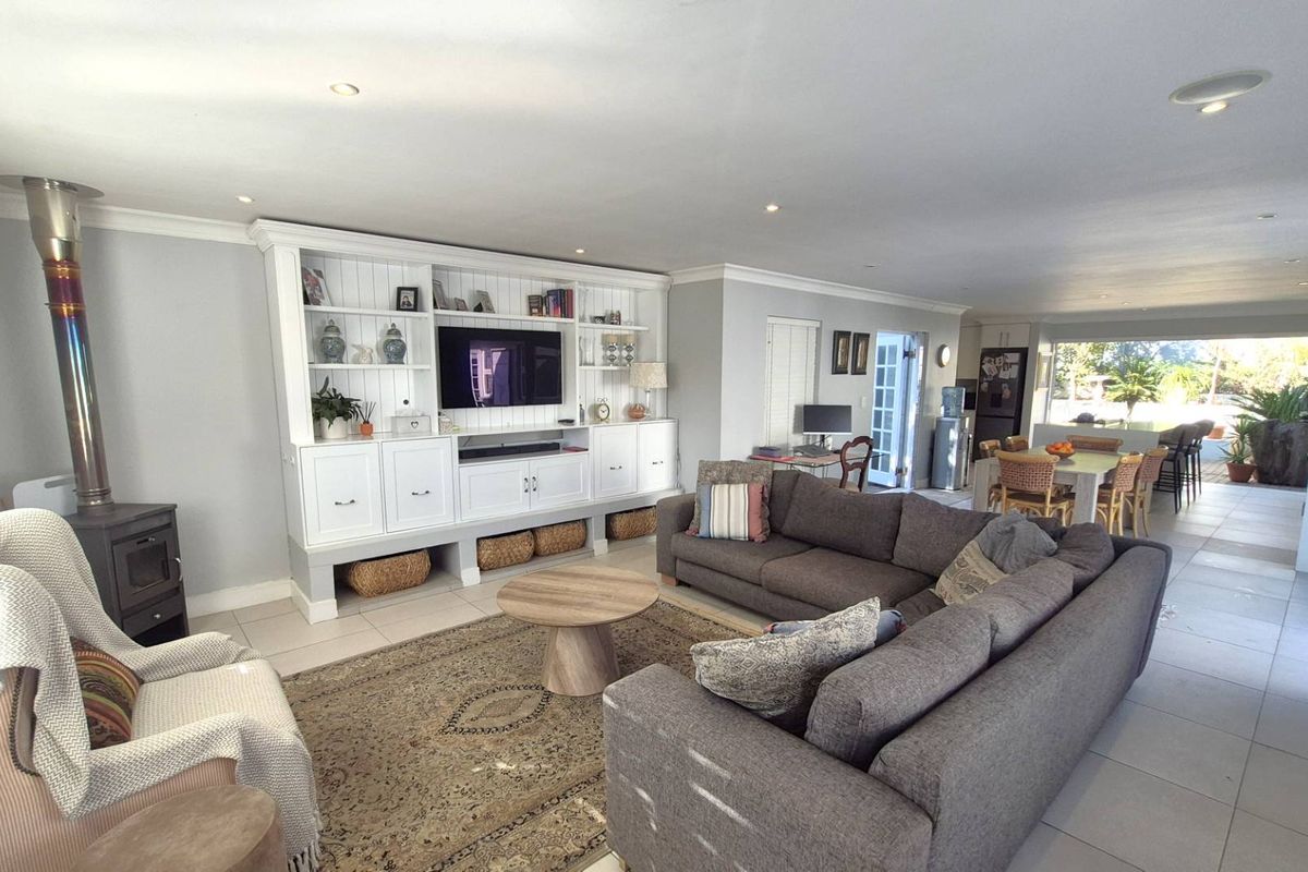 Waterford Estate Living at Its Finest - Investment Opportunity 27k Lease in Place until March 2027** - Photo 2