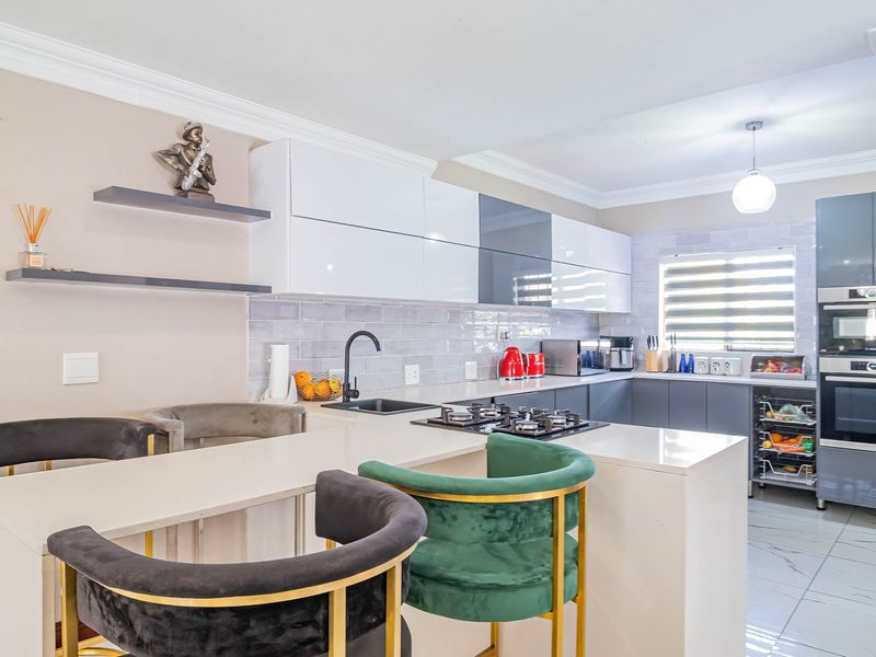 Spacious & Modern Family Home in Amberfield Ridge Estate - Photo 5