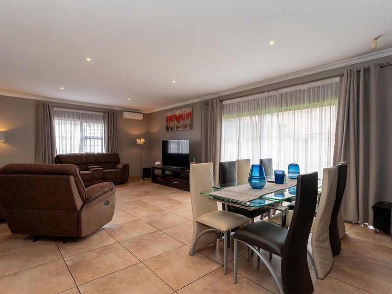 SPACIOUS FAMILY HOME IN ENCLOSURE - Photo 8