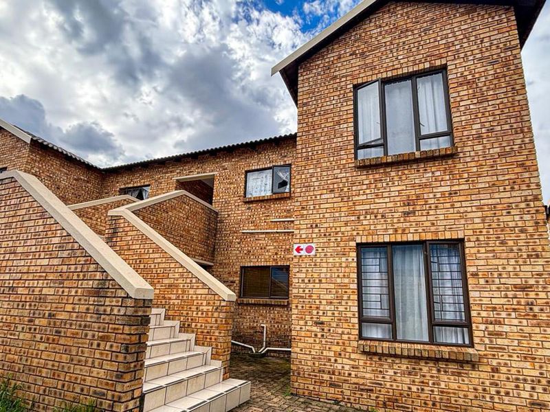 Modern Living: Spacious 2-Bed, 2-Bath Ground Floor Unit Awaits - Photo 1