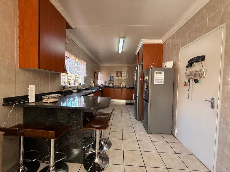 Back corner, full title cluster in the heart of New Redruth - Photo 8
