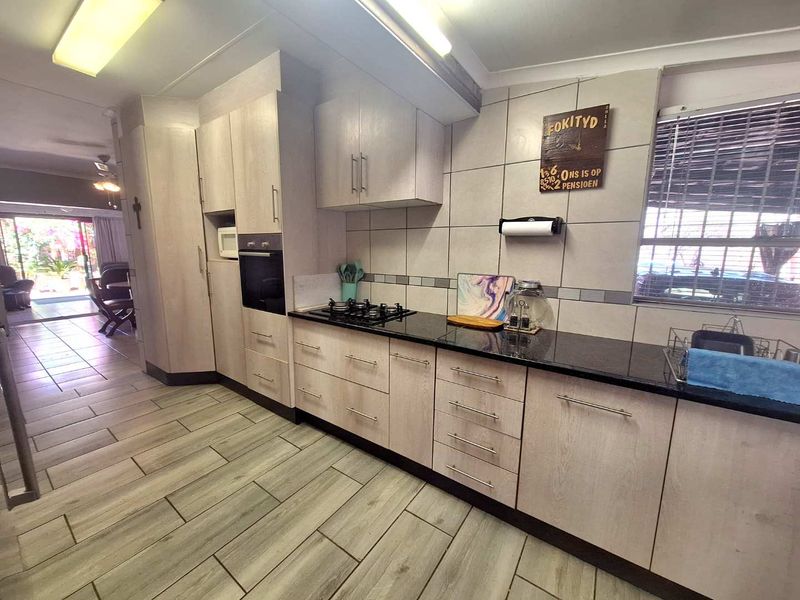 Spacious Living Amidst Tranquil Surroundings - Photo 3