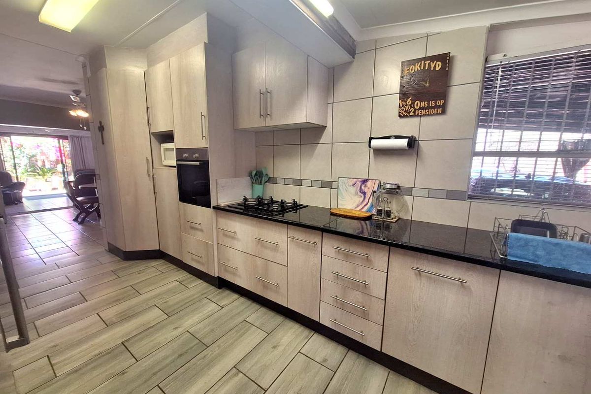 Spacious Living Amidst Tranquil Surroundings - Photo 3