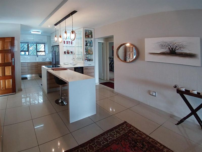 Modern 2-Bedroom Townhouse with Spectacular Views in Northcliff - Photo 9