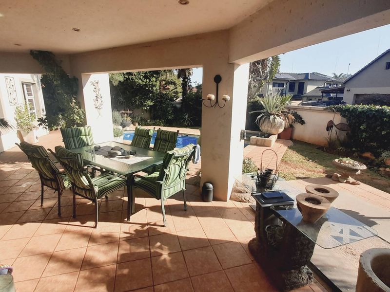 . "Your Dream Home: Balcony, Pool, Garden & Spacious Interiors" - Photo 7