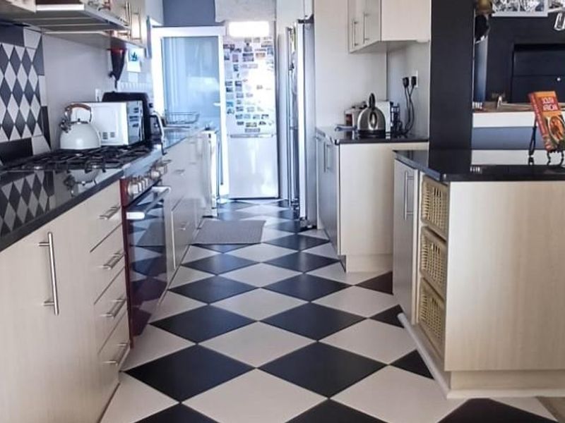 Spacious 3-Bedroom Home in Simons Town - Photo 4