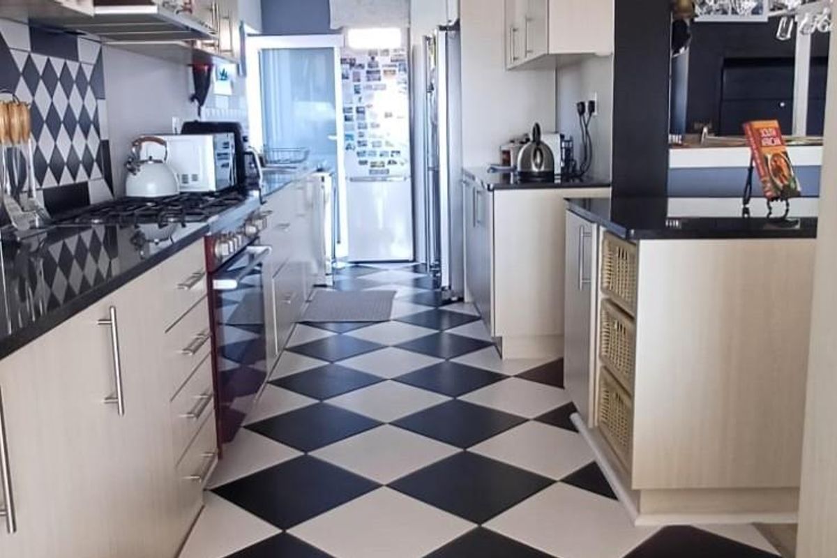 Spacious 3-Bedroom Home in Simons Town - Photo 4