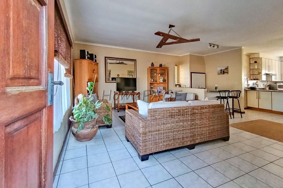 Hermes, Walvis Bay:  Neat 4 bedr home with 1 bedr flat is for sale - Photo 3