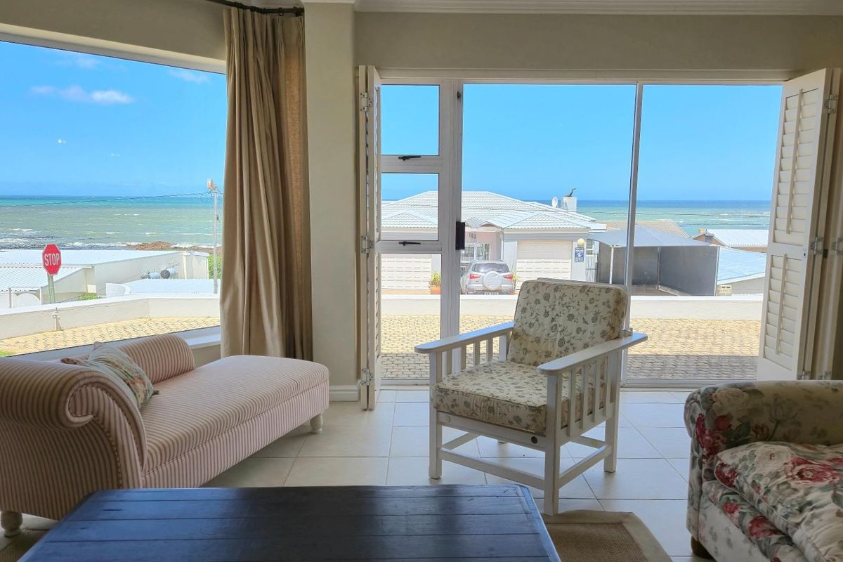 Stunning 6-Bedroom Home Including Flatlet and Spectacular Sea Views in Franskraal - Photo 5