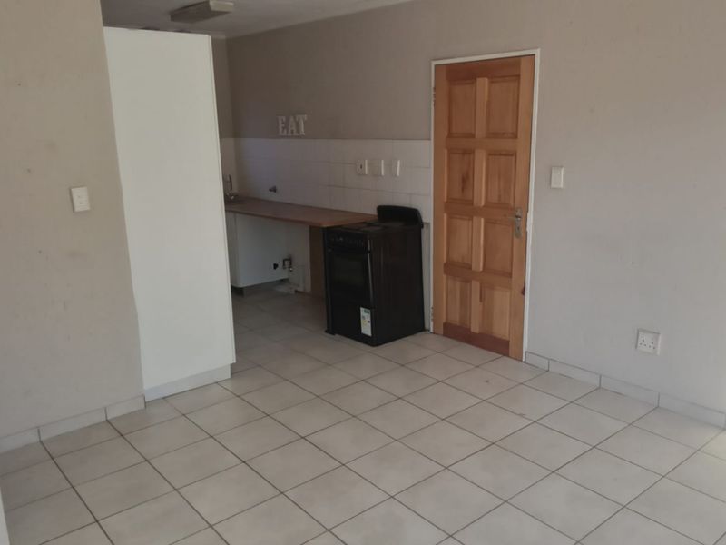 Your Secure Family Home in Wilgeheuwel R750 000 Negotiable - Photo 7
