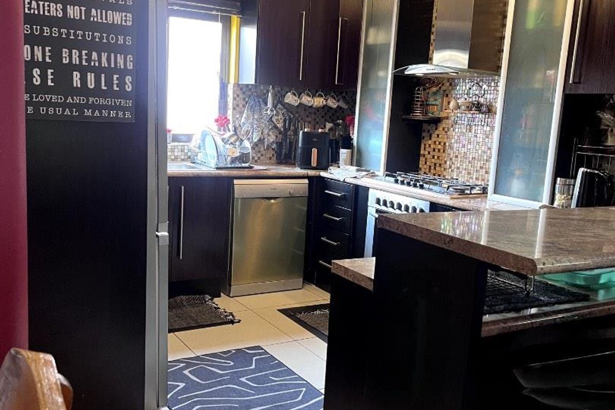 Cozy Neat Cimbebasia House for Sale - Photo 3