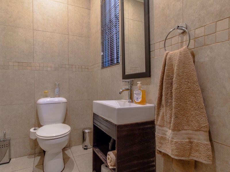 Stunning 5-Bedroom Home in Glenvista - Photo 5