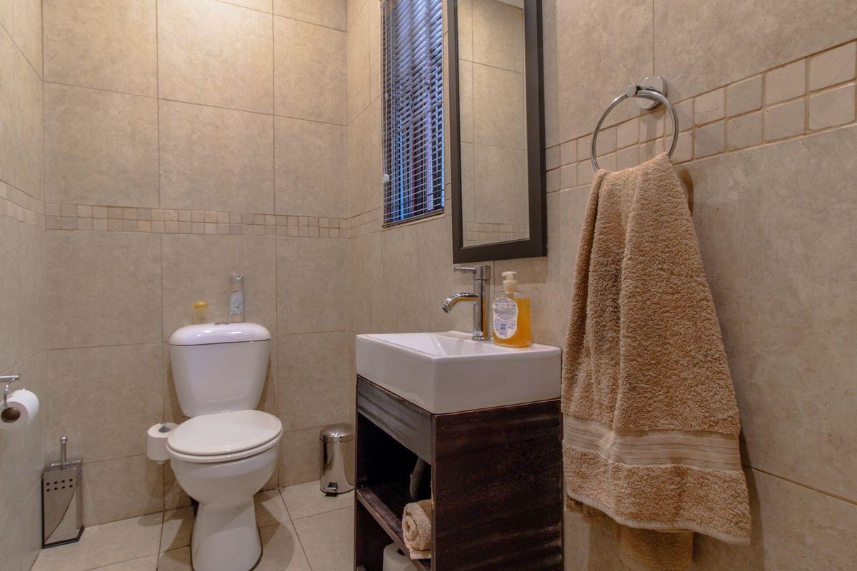 Stunning 5-Bedroom Home in Glenvista - Photo 5