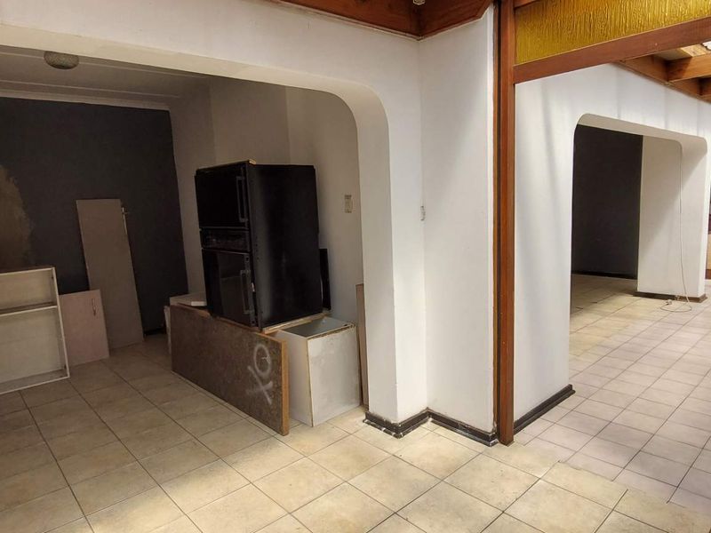 2 Flats, Large Stand and a Main House. - Photo 5