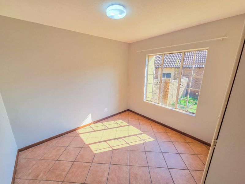 2 Bedroom Townhouse Available in Mooikloof Ridge - Photo 7