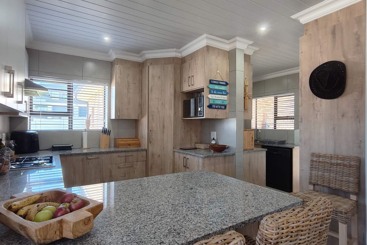 Charming Move-In Ready Single-Level Home - Photo 3