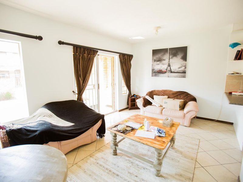 2 Bedroom Ground Unit with Private Garden - Photo 6