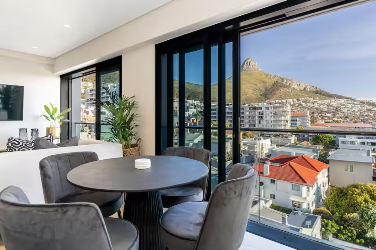 Duplex of dreams with views from every window! - Photo 2