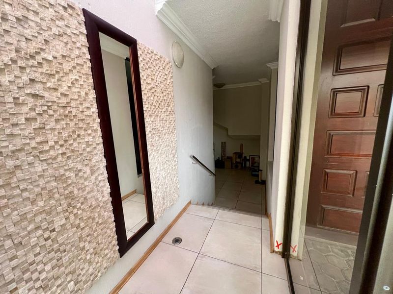 FOR SALE- 4 BEDROOM, 3 STOREY HOUSE IN LONG BEACH, WALVIS BAY, NAMIBIA - Photo 5