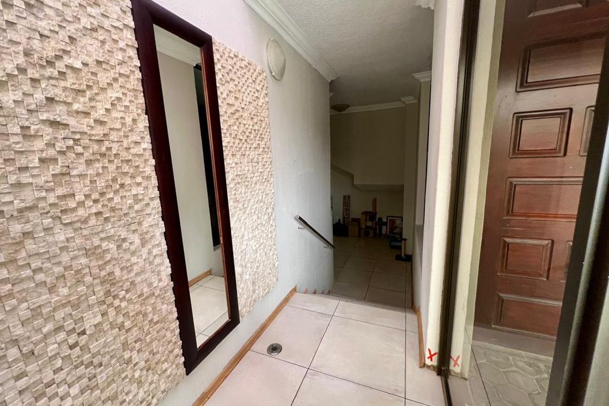 FOR SALE- 4 BEDROOM, 3 STOREY HOUSE IN LONG BEACH, WALVIS BAY, NAMIBIA - Photo 5