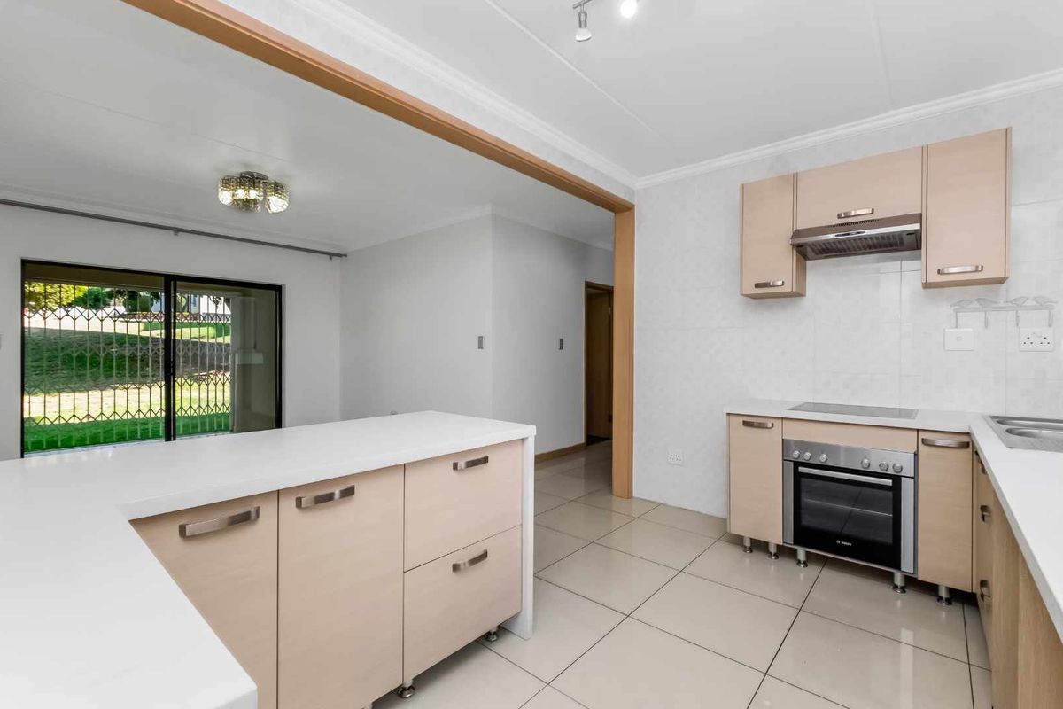 Light, Bright & Spacious 3-Bedroom 2 Baths Garden Apartment - Photo 3