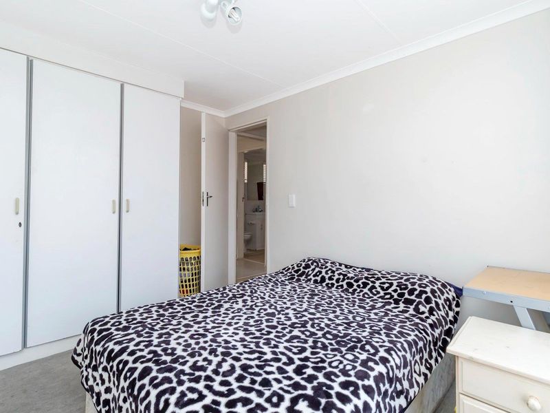 SPACIOUS 3-BEDROOM HOME WITH STUNNING BALCONY VIEWS. - Photo 7