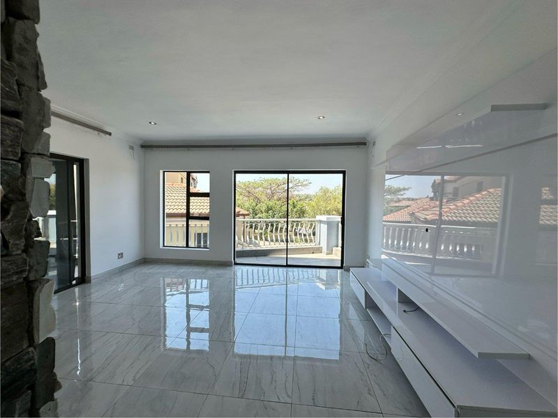 Elegant 5-Bedroom Family Home with Pool, Solar & Staff Accommodation - Photo 8