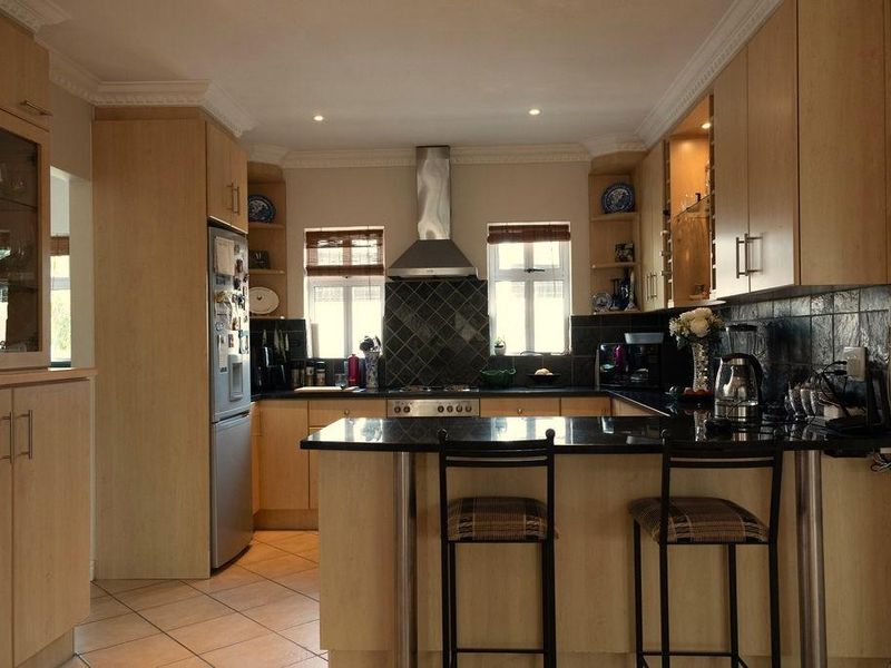 Beautiful Family home in Summerstrand! - Photo 8