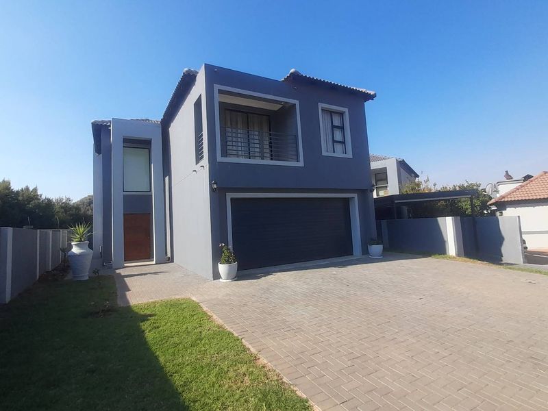 Elegant Home in Sought-After Melodie Estate. - Photo 1