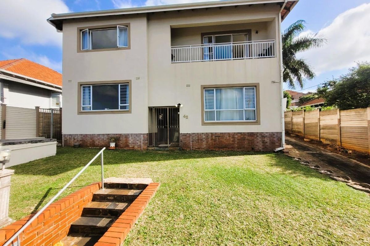 Double Volume Spacious Glenwood Home - Photo 2