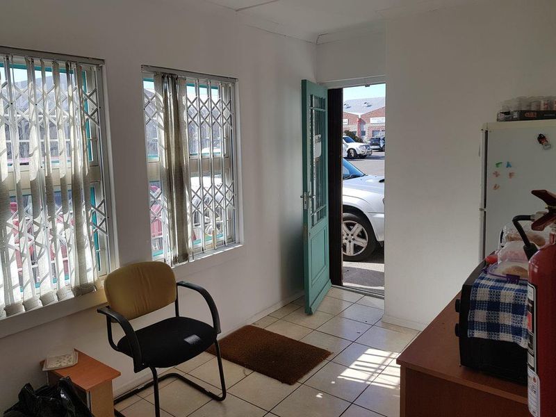 Light Industrial Warehouse with Offices in Constantiaberg Business Park - Photo 10